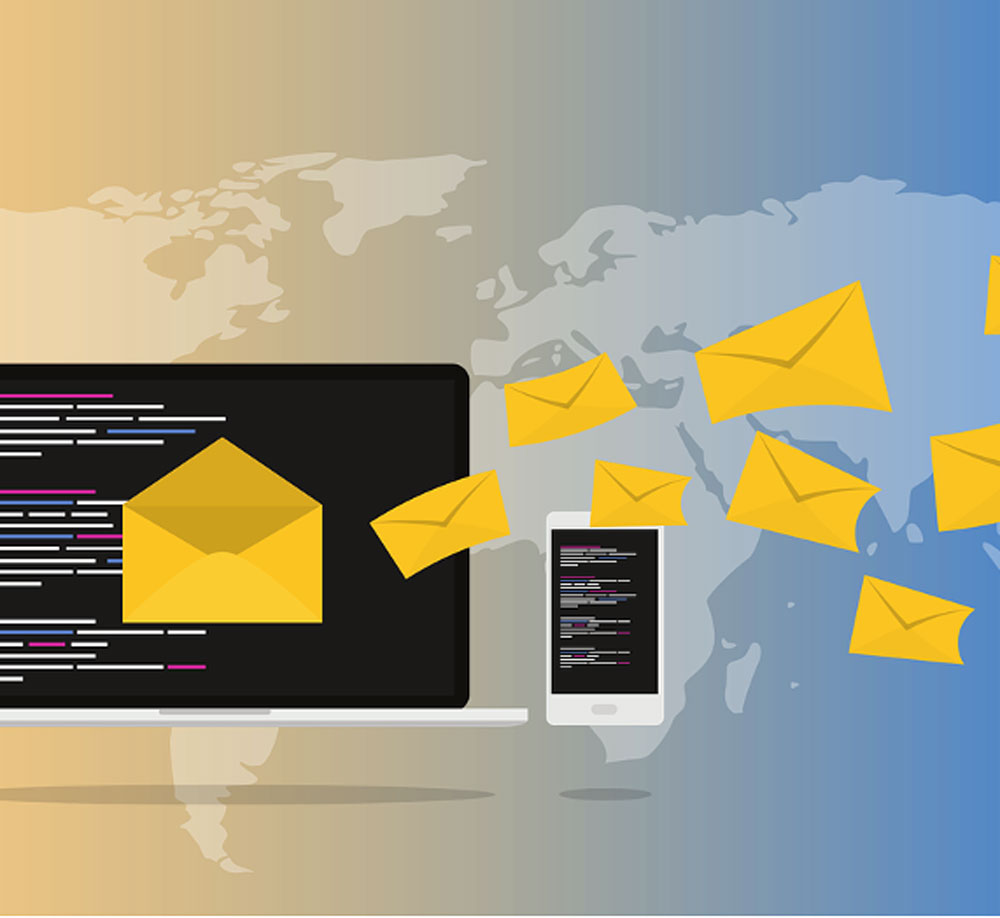 Texte alternatif : Une vingtaine d’enveloppes jaunes qui s’envolent d’un ordinateur portable et d’un téléphone intelligent avec une carte du monde en arrière-plan.