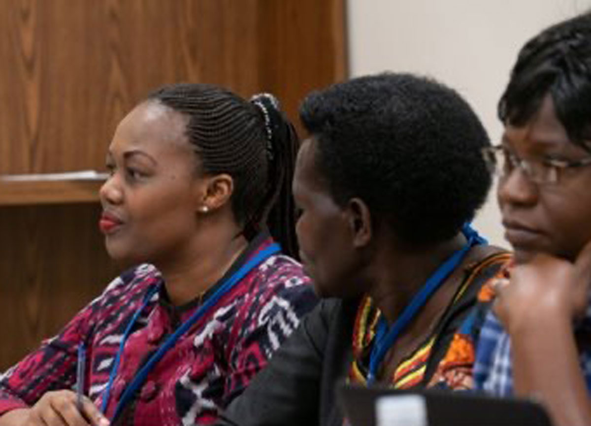 Texte alternatif : Trois femmes assises regardant vers la gauche de l’image.