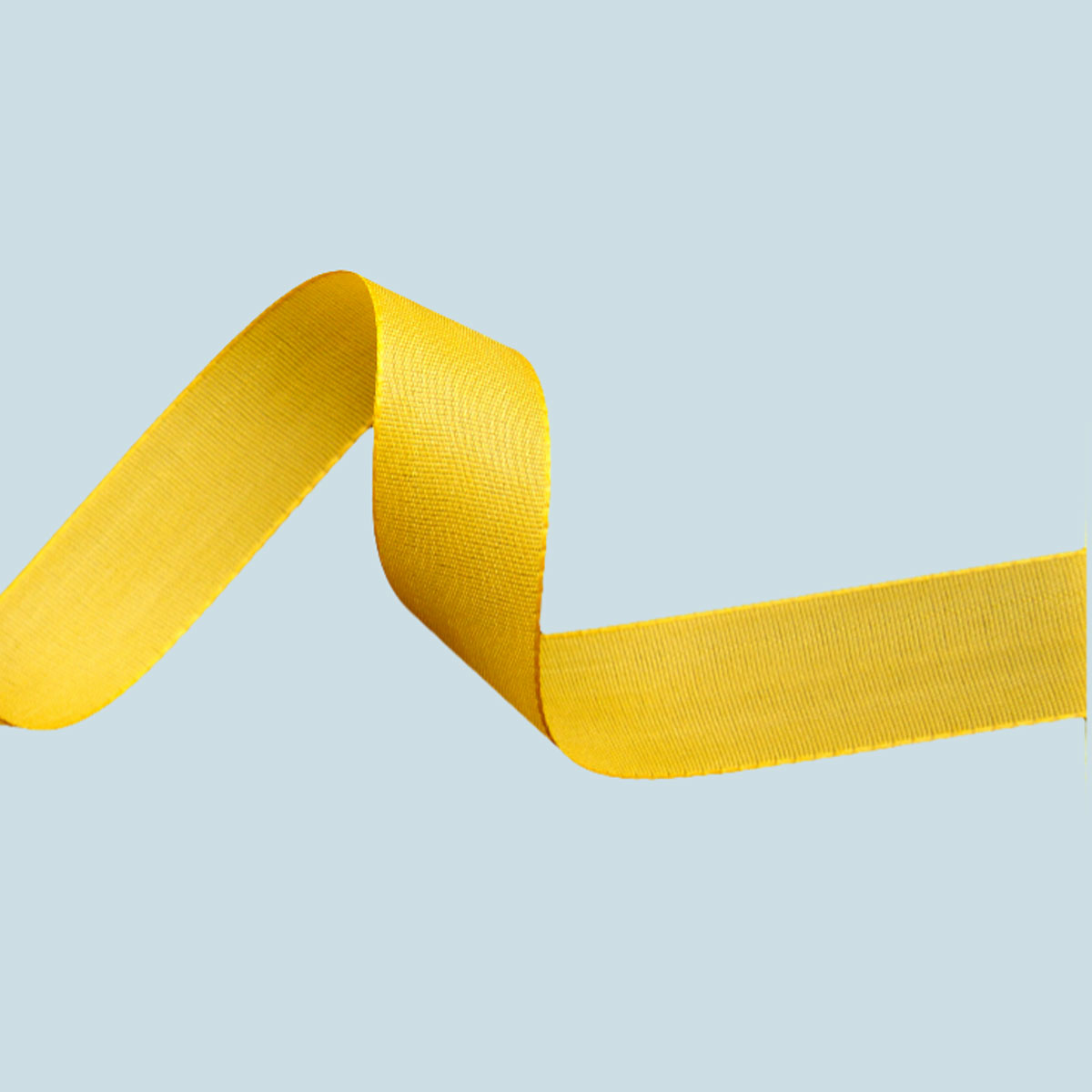 Texte alternatif : Ruban jaune horizontal enroulé une fois sur lui-même.